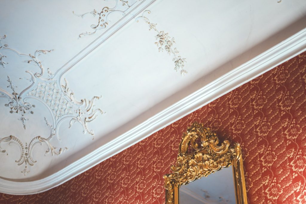 moulding traditiona house